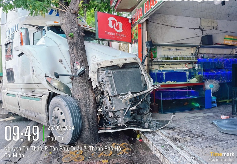Xe container c&agrave;y n&aacute;t dải ph&acirc;n c&aacute;ch, leo vỉa h&egrave; su&yacute;t lao v&agrave;o nh&agrave; d&acirc;n- Ảnh 2.
