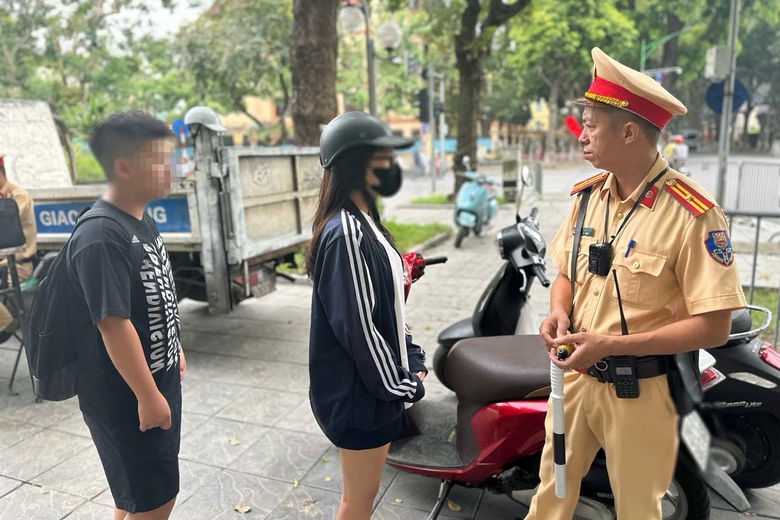 Phụ huynh, học sinh trần t&igrave;nh l&yacute; do đi xe m&aacute;y, xe điện kh&ocirc;ng đội mũ bảo hiểm- Ảnh 4.
