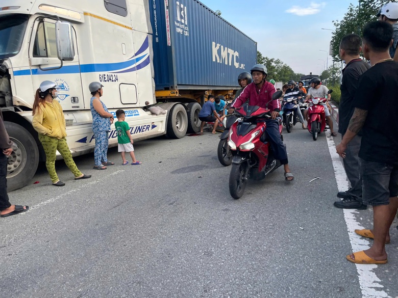 B&igrave;nh Dương: Sau tiếng động lớn, hai thanh ni&ecirc;n nằm bất động ph&iacute;a sau xe container- Ảnh 2.