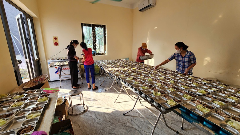 Dân vùng rốn lũ Hà Nội gần tháng ăn cơm hộp, ngủ giường tầng, chưa thể về nhà- Ảnh 1. Dân vùng rốn lũ Hà Nội gần tháng ăn cơm hộp, ngủ giường tầng, chưa thể về nhà- Ảnh 1.