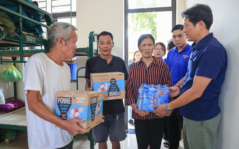 Báo Giao thông và nhà tài trợ trao quà cho các hộ dân nửa tháng chưa thể về nhà- Ảnh 7. Báo Giao thông và nhà tài trợ trao quà cho các hộ dân nửa tháng chưa thể về nhà- Ảnh 7.