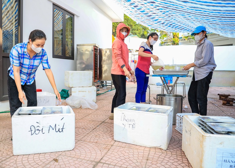 Dân vùng rốn lũ Hà Nội gần tháng ăn cơm hộp, ngủ giường tầng, chưa thể về nhà- Ảnh 9. Dân vùng rốn lũ Hà Nội gần tháng ăn cơm hộp, ngủ giường tầng, chưa thể về nhà- Ảnh 9.