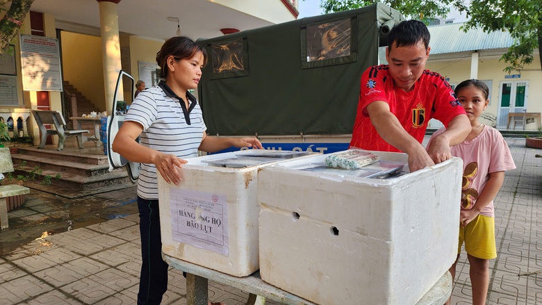 Dân vùng rốn lũ Hà Nội gần tháng ăn cơm hộp, ngủ giường tầng, chưa thể về nhà- Ảnh 10. Dân vùng rốn lũ Hà Nội gần tháng ăn cơm hộp, ngủ giường tầng, chưa thể về nhà- Ảnh 10.
