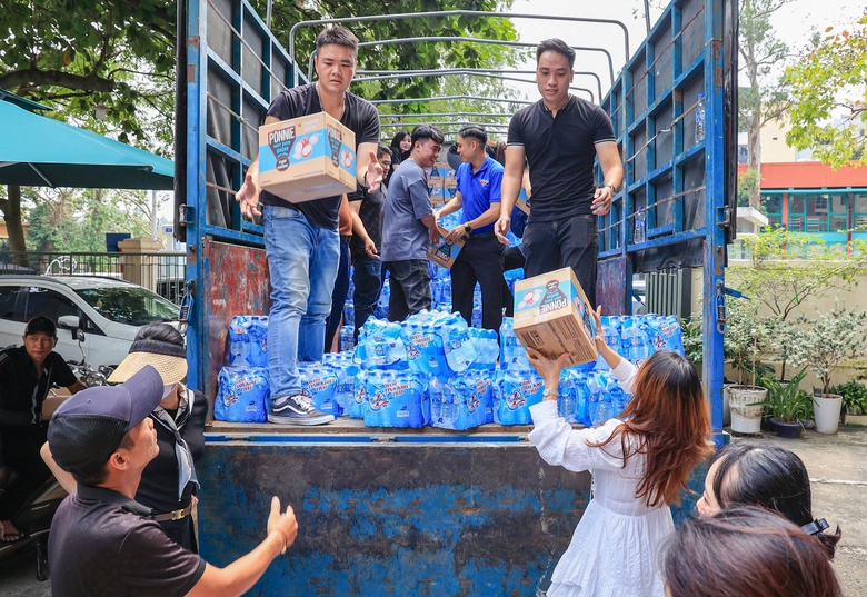 Báo Giao thông và nhà tài trợ trao quà cho các hộ dân nửa tháng chưa thể về nhà- Ảnh 5. Báo Giao thông và nhà tài trợ trao quà cho các hộ dân nửa tháng chưa thể về nhà- Ảnh 5.