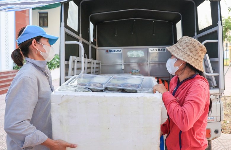 Dân vùng rốn lũ Hà Nội gần tháng ăn cơm hộp, ngủ giường tầng, chưa thể về nhà- Ảnh 4. Dân vùng rốn lũ Hà Nội gần tháng ăn cơm hộp, ngủ giường tầng, chưa thể về nhà- Ảnh 4.