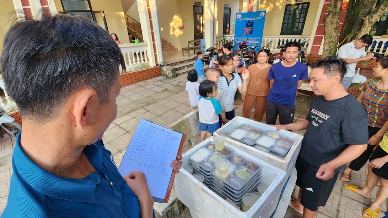 Dân vùng rốn lũ Hà Nội gần tháng ăn cơm hộp, ngủ giường tầng, chưa thể về nhà- Ảnh 5. Dân vùng rốn lũ Hà Nội gần tháng ăn cơm hộp, ngủ giường tầng, chưa thể về nhà- Ảnh 5.