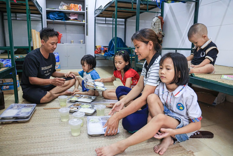 Dân vùng rốn lũ Hà Nội gần tháng ăn cơm hộp, ngủ giường tầng, chưa thể về nhà- Ảnh 7. Dân vùng rốn lũ Hà Nội gần tháng ăn cơm hộp, ngủ giường tầng, chưa thể về nhà- Ảnh 7.