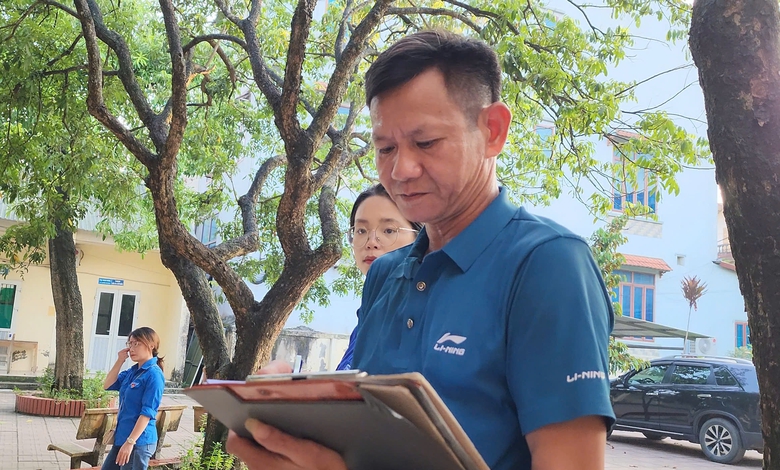 Dân vùng rốn lũ Hà Nội gần tháng ăn cơm hộp, ngủ giường tầng, chưa thể về nhà- Ảnh 6. Dân vùng rốn lũ Hà Nội gần tháng ăn cơm hộp, ngủ giường tầng, chưa thể về nhà- Ảnh 6.