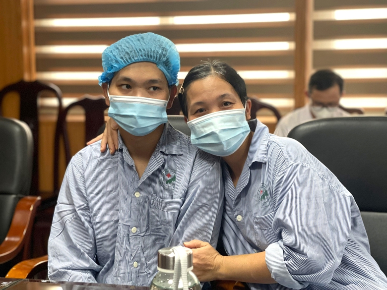 Ch&agrave;ng trai trẻ hồi sinh nhờ thận hiến từ mẹ- Ảnh 1.