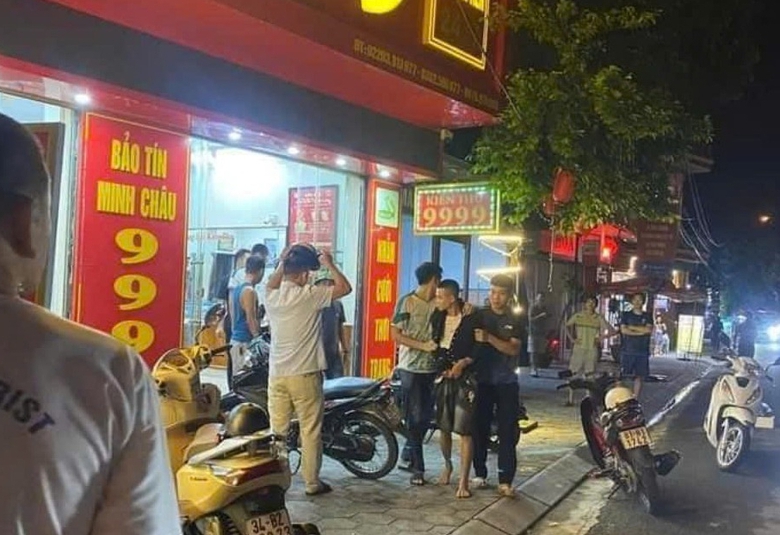 Khởi tố vụ &aacute;n d&ugrave;ng dao uy hiếp, cướp tiệm v&agrave;ng ở Hải Dương- Ảnh 1.