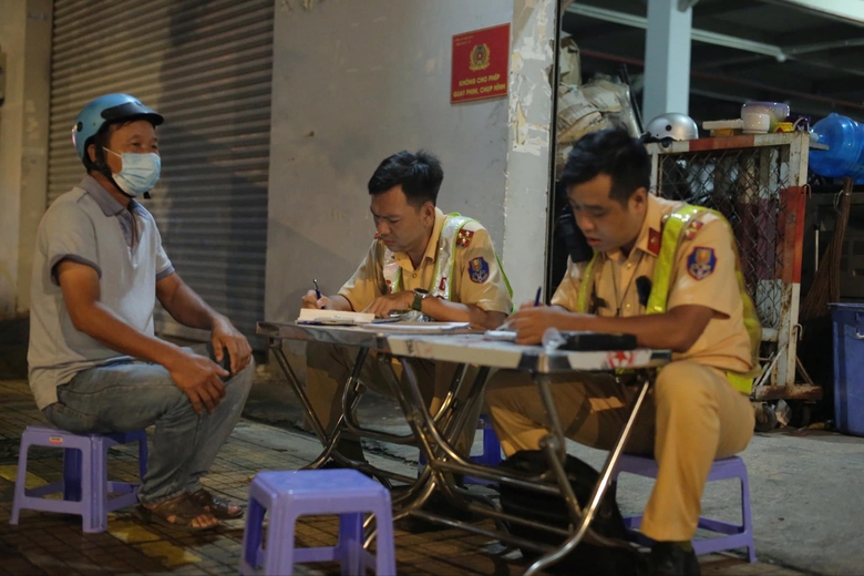 C&ocirc;ng an TP.HCM l&ecirc;n tiếng việc CSGT dừng xe đột ngột để kiểm tra nồng độ cồn- Ảnh 2.