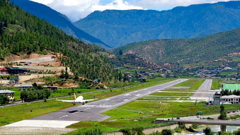 Chuyện &iacute;t biết về s&acirc;n bay kh&oacute; hạ c&aacute;nh nhất thế giới- Ảnh 2.