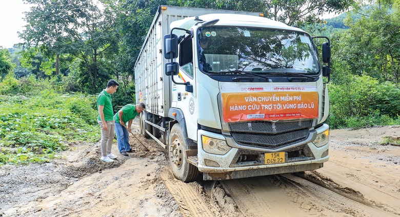 "Nghĩa đồng b&agrave;o" trong m&ugrave;a lũ: H&agrave;nh tr&igrave;nh 15 ng&agrave;y chở miễn ph&iacute; hơn 300 tấn h&agrave;ng - Ảnh 2.