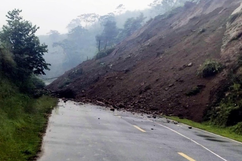 L&agrave;o Cai tiếp tục sạt lở, 60.000m3 đất v&ugrave;i lấp to&agrave;n bộ mặt đường- Ảnh 1.