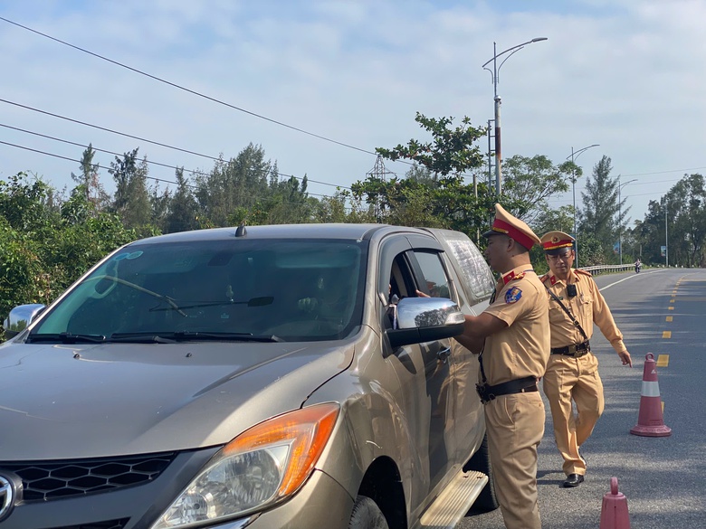 Vi phạm nồng độ cồn vượt mức kịch khung, t&agrave;i xế &ocirc; t&ocirc; đổi l&aacute;i vẫn kh&ocirc;ng tho&aacute;t- Ảnh 2.