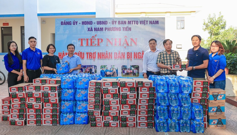 Báo Giao thông và nhà tài trợ trao quà cho các hộ dân nửa tháng chưa thể về nhà- Ảnh 12. Báo Giao thông và nhà tài trợ trao quà cho các hộ dân nửa tháng chưa thể về nhà- Ảnh 12.