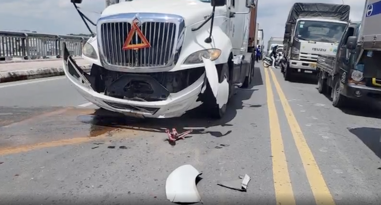 Cần Thơ: Xe container tông liên hoàn, hàng loạt ô tô ngổn ngang trên cầu Hưng Lợi- Ảnh 2. Cần Thơ: Xe container tông liên hoàn, hàng loạt ô tô ngổn ngang trên cầu Hưng Lợi- Ảnh 2.