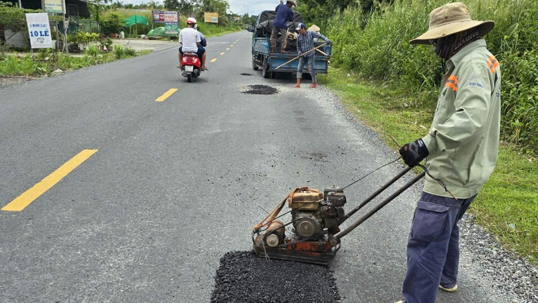 Sửa chữa, đảm bảo ATGT nhiều đoạn QL1 qua C&agrave; Mau sau phản &aacute;nh của B&aacute;o Giao th&ocirc;ng- Ảnh 1.