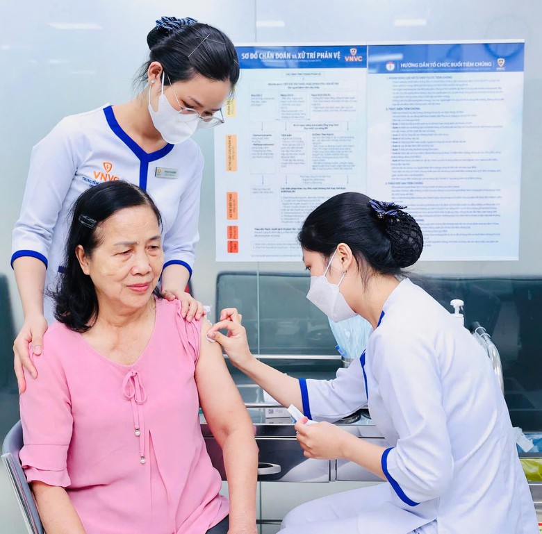 VNVC đ&atilde; ti&ecirc;m gần 15 ngh&igrave;n liều vắc-xin sốt xuất huyết đầu ti&ecirc;n tại Việt Nam cho người d&acirc;n- Ảnh 2.