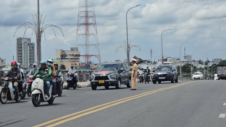 Cần Thơ: Xe container tông liên hoàn, hàng loạt ô tô ngổn ngang trên cầu Hưng Lợi- Ảnh 5. Cần Thơ: Xe container tông liên hoàn, hàng loạt ô tô ngổn ngang trên cầu Hưng Lợi- Ảnh 5.