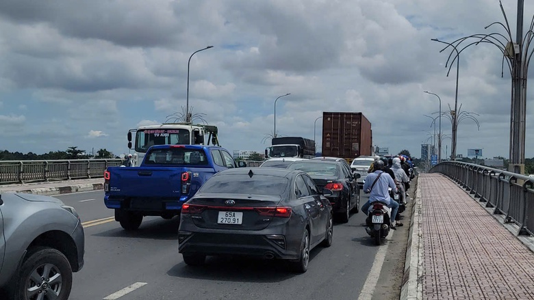 Cần Thơ: Xe container tông liên hoàn, hàng loạt ô tô ngổn ngang trên cầu Hưng Lợi- Ảnh 3. Cần Thơ: Xe container tông liên hoàn, hàng loạt ô tô ngổn ngang trên cầu Hưng Lợi- Ảnh 3.