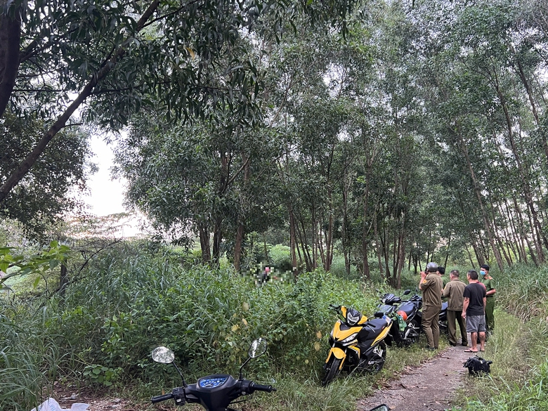 Người đ&agrave;n &ocirc;ng tử vong trong tư thế treo cổ ở rừng tr&agrave;m- Ảnh 1.