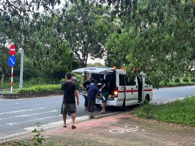 Người đ&agrave;n &ocirc;ng tử vong trong tư thế treo cổ ở rừng tr&agrave;m- Ảnh 2.