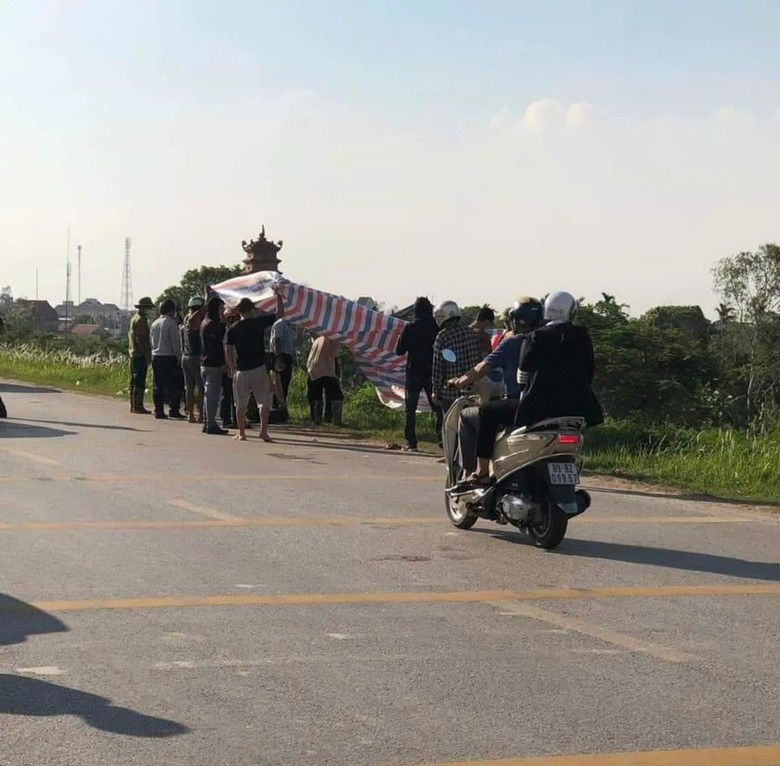 T&igrave;m thấy thi thể người đ&agrave;n &ocirc;ng mất t&iacute;ch khi đạp xe ở triền đ&ecirc;- Ảnh 1.