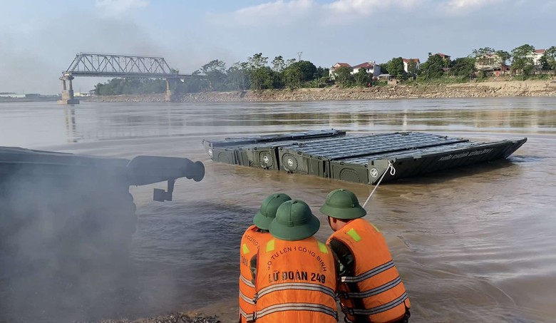 Hạ thủy 26 đốt khơi, sáng mai lắp đặt cầu phao nơi cầu Phong Châu bị sập- Ảnh 6. Hạ thủy 26 đốt khơi, sáng mai lắp đặt cầu phao nơi cầu Phong Châu bị sập- Ảnh 6.