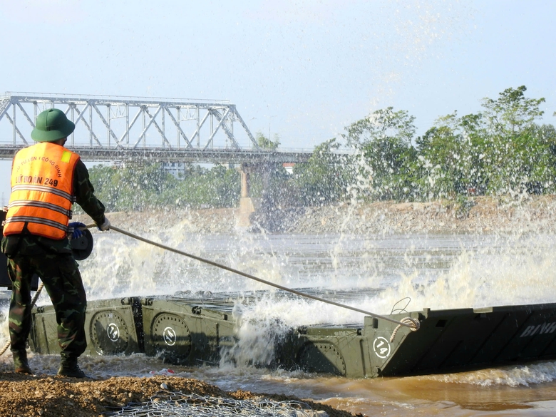 Hạ thủy 26 đốt khơi, sáng mai lắp đặt cầu phao nơi cầu Phong Châu bị sập- Ảnh 4. Hạ thủy 26 đốt khơi, sáng mai lắp đặt cầu phao nơi cầu Phong Châu bị sập- Ảnh 4.