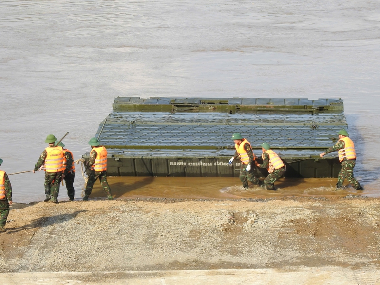 Hạ thủy 26 đốt khơi, sáng mai lắp đặt cầu phao nơi cầu Phong Châu bị sập- Ảnh 5. Hạ thủy 26 đốt khơi, sáng mai lắp đặt cầu phao nơi cầu Phong Châu bị sập- Ảnh 5.