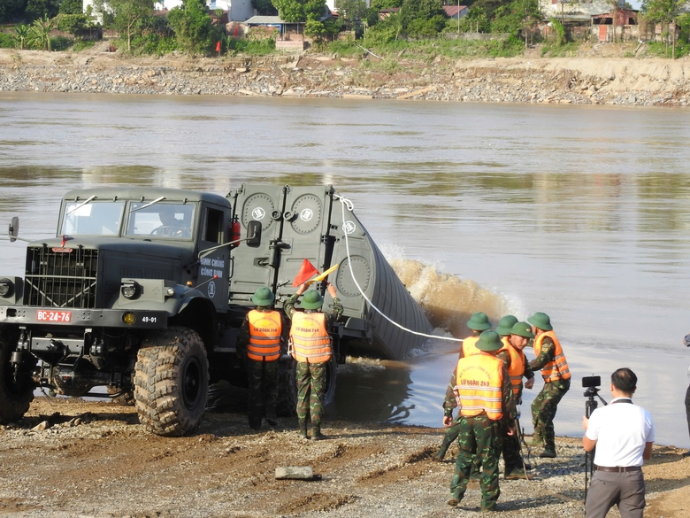 Hạ thủy 26 đốt khơi, sáng mai lắp đặt cầu phao nơi cầu Phong Châu bị sập- Ảnh 7. Hạ thủy 26 đốt khơi, sáng mai lắp đặt cầu phao nơi cầu Phong Châu bị sập- Ảnh 7.