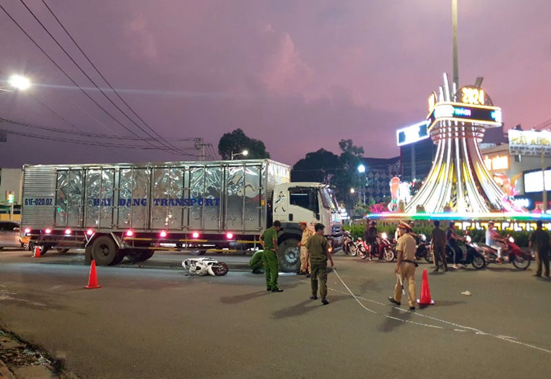 Lực lượng chức năng xử lý hiện trường vụ tai nạn. Lực lượng chức năng xử lý hiện trường vụ tai nạn.