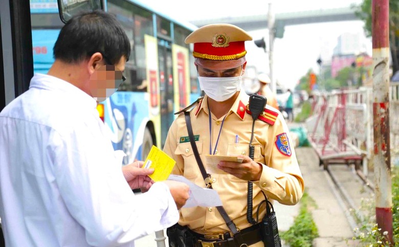 Bị tước GPLX t&iacute;ch hợp c&oacute; được tiếp tục điều khiển xe?- Ảnh 1.