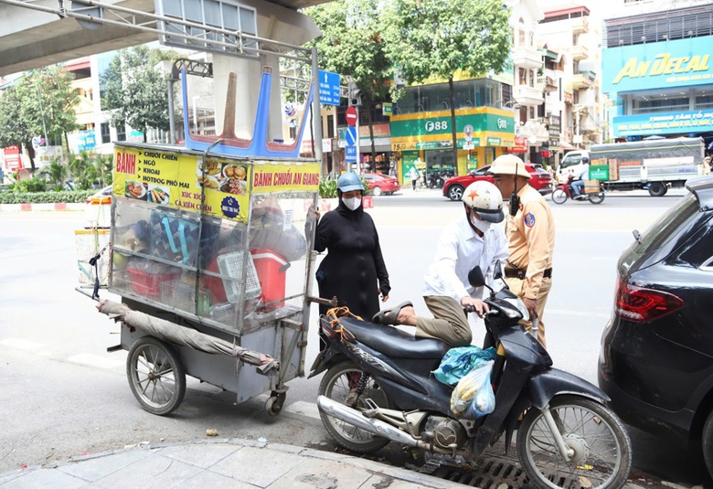 Tiền phạt gấp 5 lần tiền c&ocirc;ng, t&agrave;i xế chở h&agrave;ng cồng kềnh biện minh g&igrave;?- Ảnh 1.