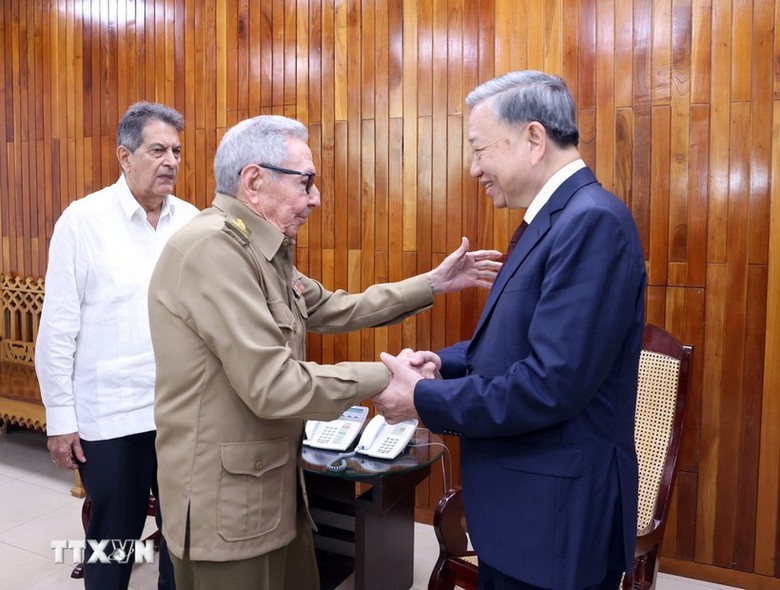 Tổng B&iacute; thư, Chủ tịch nước T&ocirc; L&acirc;m ch&agrave;o L&atilde;nh tụ c&aacute;ch mạng, Đại tướng Raul Castro- Ảnh 1.