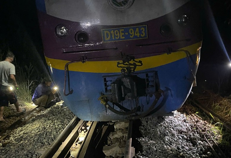 Đường sắt Bắc - Nam đoạn t&agrave;u h&agrave;ng bị trật b&aacute;nh đ&atilde; th&ocirc;ng tuyến trở lại- Ảnh 1.