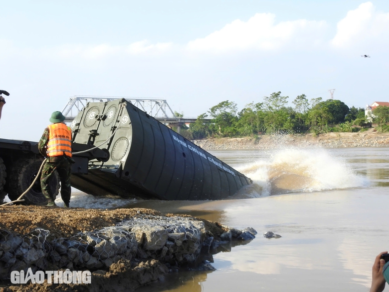Ho&agrave;n tất lắp cầu phao thay thế cầu Phong Ch&acirc;u, ng&agrave;y mai th&ocirc;ng xe- Ảnh 2.
