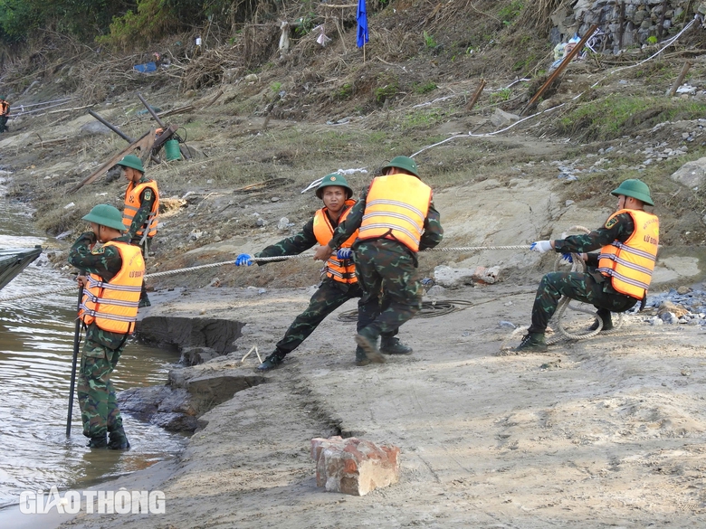 Ho&agrave;n tất lắp cầu phao thay thế cầu Phong Ch&acirc;u, ng&agrave;y mai th&ocirc;ng xe- Ảnh 3.