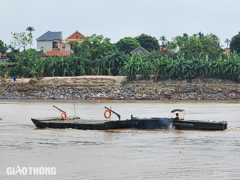 Ho&agrave;n tất lắp cầu phao thay thế cầu Phong Ch&acirc;u, ng&agrave;y mai th&ocirc;ng xe- Ảnh 9.