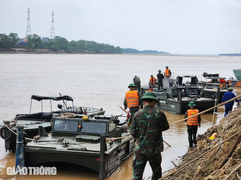 Ho&agrave;n tất lắp cầu phao thay thế cầu Phong Ch&acirc;u, ng&agrave;y mai th&ocirc;ng xe- Ảnh 1.