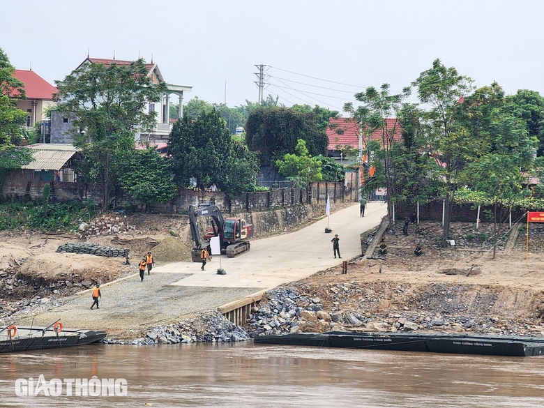 Ho&agrave;n tất lắp cầu phao thay thế cầu Phong Ch&acirc;u, ng&agrave;y mai th&ocirc;ng xe- Ảnh 6.
