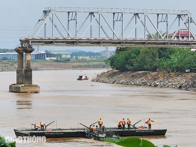 Ho&agrave;n tất lắp cầu phao thay thế cầu Phong Ch&acirc;u, ng&agrave;y mai th&ocirc;ng xe- Ảnh 5.