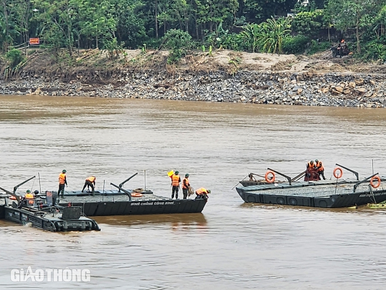 Ho&agrave;n tất lắp cầu phao thay thế cầu Phong Ch&acirc;u, ng&agrave;y mai th&ocirc;ng xe- Ảnh 8.