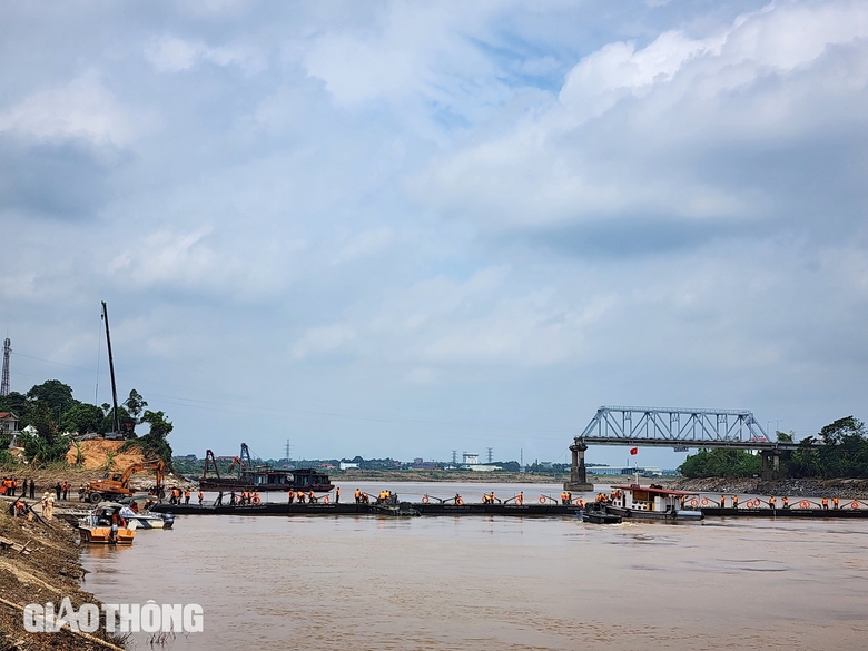 Ho&agrave;n tất lắp cầu phao thay thế cầu Phong Ch&acirc;u, ng&agrave;y mai th&ocirc;ng xe- Ảnh 10.