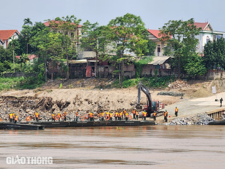Ho&agrave;n tất lắp cầu phao thay thế cầu Phong Ch&acirc;u, ng&agrave;y mai th&ocirc;ng xe- Ảnh 7.