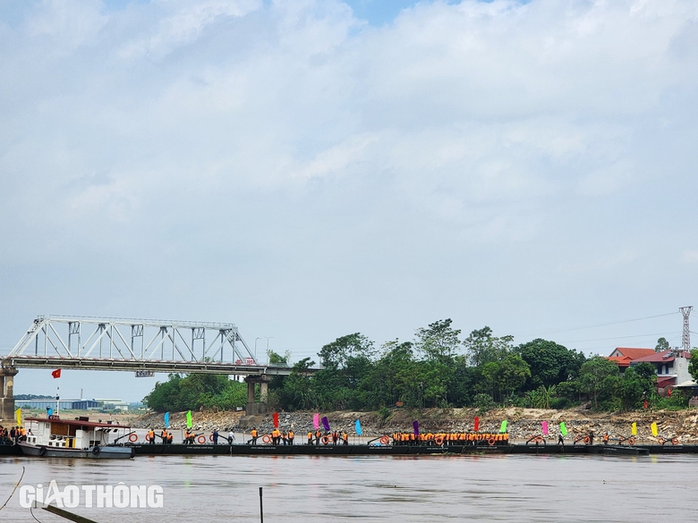 Ho&agrave;n tất lắp cầu phao thay thế cầu Phong Ch&acirc;u, ng&agrave;y mai th&ocirc;ng xe- Ảnh 11.
