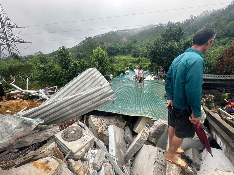 H&agrave; Giang: Sạt lở đất tr&ecirc;n QL2, 6 &ocirc; t&ocirc; bị v&ugrave;i lấp, 2 người mất t&iacute;ch- Ảnh 3.