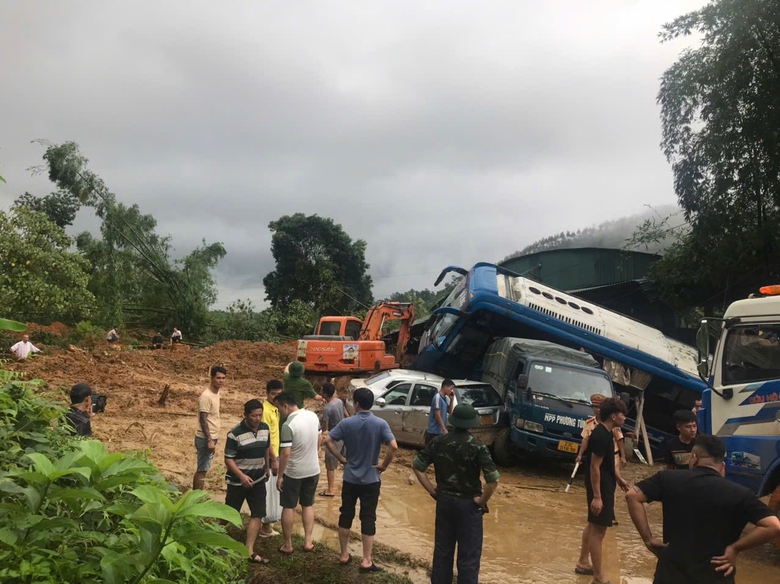 H&agrave; Giang: Sạt lở đất tr&ecirc;n QL2, 6 &ocirc; t&ocirc; bị v&ugrave;i lấp, 2 người mất t&iacute;ch- Ảnh 1.