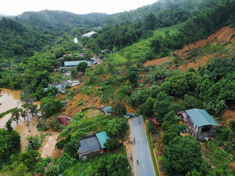 Sau vụ sạt lở v&ugrave;i lấp nhiều &ocirc; t&ocirc;, c&aacute;c phương tiện lưu th&ocirc;ng qua QL2 H&agrave; Giang thế n&agrave;o?- Ảnh 1.